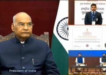 Manoj Guunjal receiving the Award