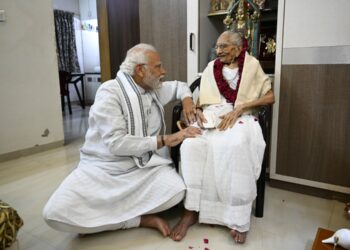 narendra modi mother e1655545352529