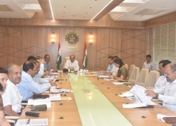 उपमुख्यमंत्र्यांच्या प्रकल्प सनियंत्रण कक्षाची बैठक 1 1536x1025 1