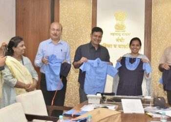 शालेय गणवेशाचे मंत्री आदिती तटकरे यांच्या हस्ते वाटप 1 1140x570 1