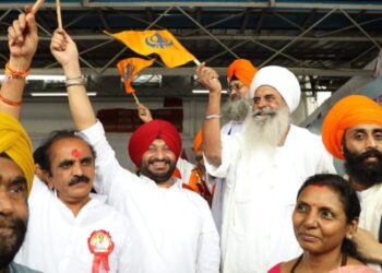 विशेष रेल्वेला हिरवी झेंडी 1140x570 1