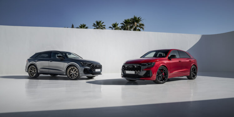 Static photo,
Audi RS Q8, Colour: Daytona Grey perl effect, 
Audi RS Q8 performance, Colour: Chilli red metallic