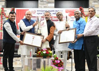 कुसुमाग्रज पुरस्कार प्रदान 1