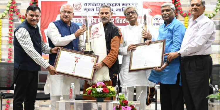 कुसुमाग्रज पुरस्कार प्रदान 1