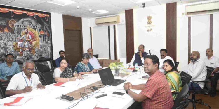 नागपूर येथील मेडिट्राना हॉस्पिटलबाबत बैठक 1 1024x683 1