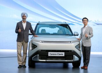 LtoR Mr. Hardeep Singh Brar Sr. VP Sales Marketing Kia India and Mr. Gwanggu Lee MD Kia India 1
