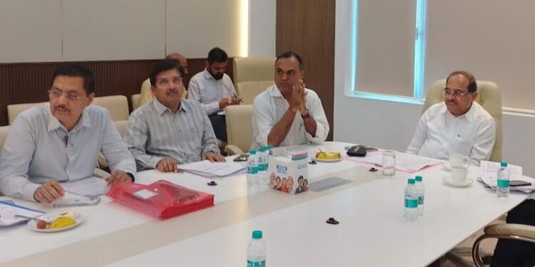 धरणातील गाळ तंत्रज्ञाबाबत बैठक 1 1024x768 1 e1747234918563