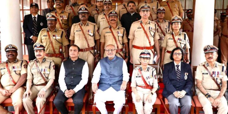 Governor presents Police Medals 01 1 1024x658 1