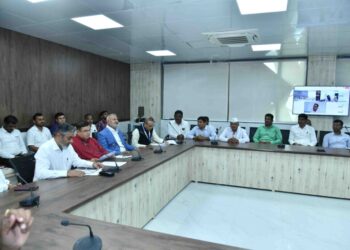 नाशिक येथील कृषी बाजार समितीतील शेतकऱ्यांच्या समस्यांबाबत बैठकीचे आयोजन 2 1 1024x683 1