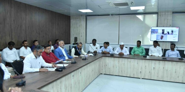 नाशिक येथील कृषी बाजार समितीतील शेतकऱ्यांच्या समस्यांबाबत बैठकीचे आयोजन 2 1 1024x683 1