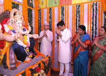 खासदार डॉ. श्रीकांत शिंदे यांच्या हस्ते गणरायाची भक्तिमय वातावरणात प्राणप्रतिष्ठा 1024x682 1