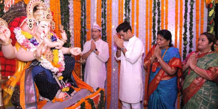 खासदार डॉ. श्रीकांत शिंदे यांच्या हस्ते गणरायाची भक्तिमय वातावरणात प्राणप्रतिष्ठा 1024x682 1