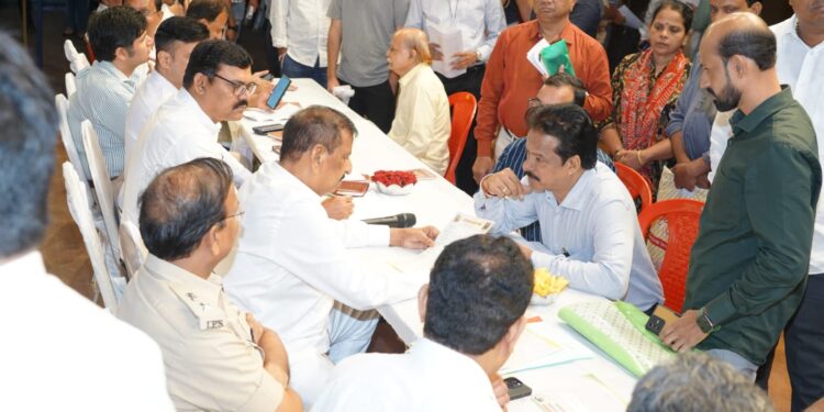 वनमंत्री गणेश नाईक यांच्या अध्यक्षतेखाली ठाण्यात जनता दरबार संपन्न 1