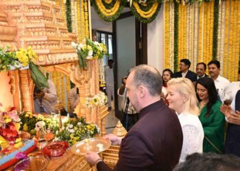 वर्षा निवासस्थानी विविध देशातील महावाणिज्य दूतांनी घेतले गणेशाचे दर्शन 1 1024x683 1 e1756473423896