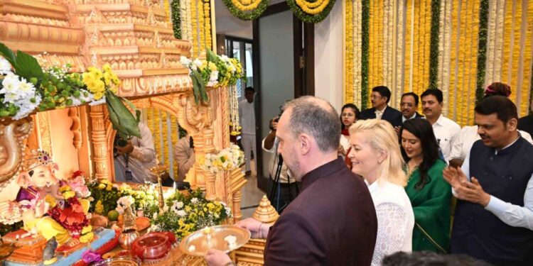 वर्षा निवासस्थानी विविध देशातील महावाणिज्य दूतांनी घेतले गणेशाचे दर्शन 1 1024x683 1 e1756473423896