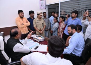 सावनेर येथील दुय्यम निबंधक श्रेणी 1 या कार्यालयाला अचानक भेट 2 1024x682 1