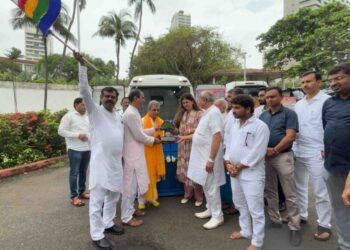 सुपर स्पेशालिटी प्राणी रुग्णवाहिकेचे लोकार्पण 2 1024x576 1