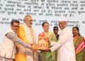 सोलापूरचे राजेंद्र अंकम यांना संत कबीर हथकरघा राष्ट्रीय पुरस्कार 2 1024x682 1