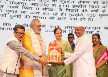 सोलापूरचे राजेंद्र अंकम यांना संत कबीर हथकरघा राष्ट्रीय पुरस्कार 2 1024x682 1