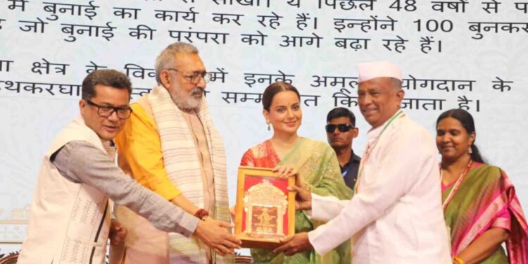 सोलापूरचे राजेंद्र अंकम यांना संत कबीर हथकरघा राष्ट्रीय पुरस्कार 2 1024x682 1