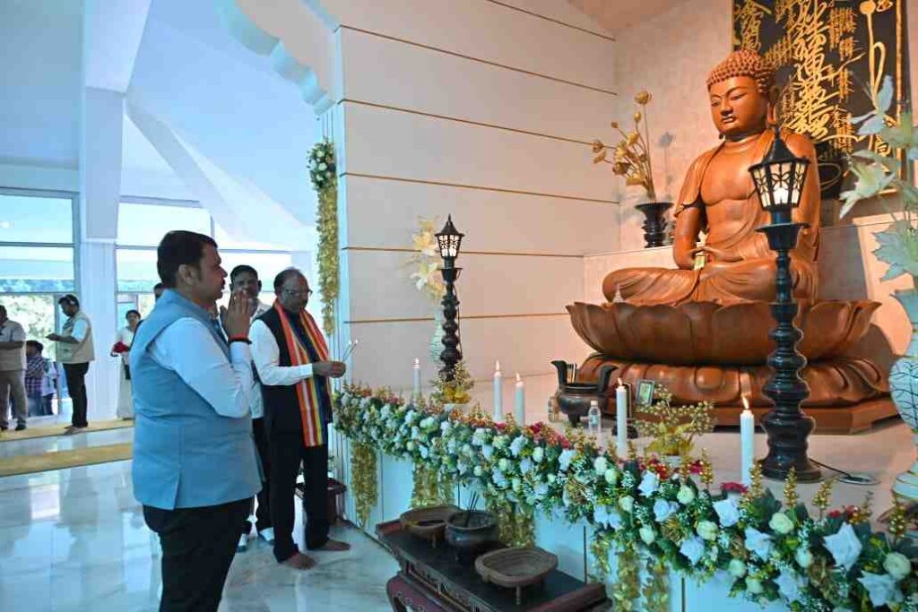 मुख्यमंत्री देवेंद्र फडणवीस यांची ड्रॅगन पॅलेस टेंपलला भेट 2